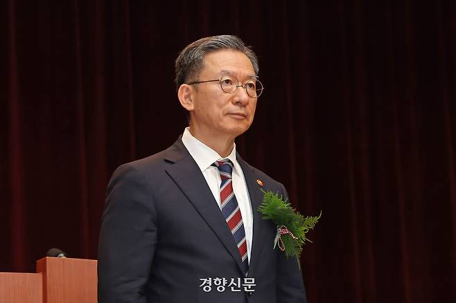 정성호 법무부 장관이 지난달 21일 정부과천청사에서 열린 취임식에서 임직원들과 인사하고 있다. 정효진 기자