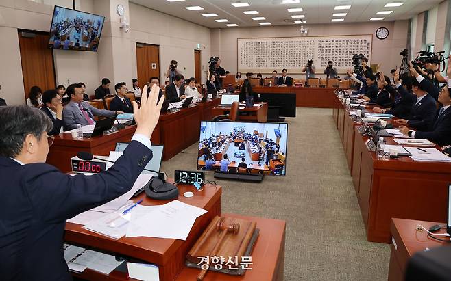 이춘석 국회 법제사법위원장이 1일 법사위 전체회의에서 야당 의원들이 반발하는 가운데 노조법 2·3조 개정안을 표결하고 있다. 박민규 선임기자