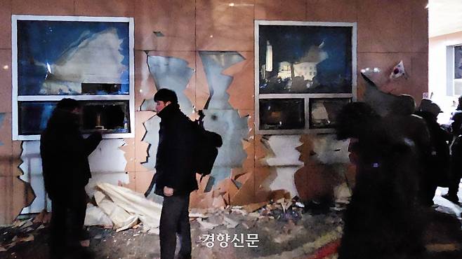 지난 1월 19일 새벽 윤석열 대통령이 구속되자 지지자들이 서울서부지방법원에 침입해 난동을 부린 가운데 법원 청사가 심하게 파손돼있다. 이준헌 기자