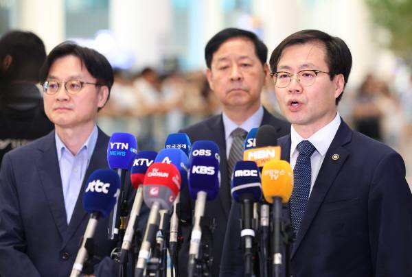 미국과의 무역협상을 마친 여한구 통상교섭본부장이 1일 인천국제공항을 통해 귀국해 취재진 질문에 답하고 있다. 왼쪽부터 김정관 산업통상자원부 장관, 구윤철 경제부총리 겸 기획재정부 장관, 여 본부장. 연합뉴스