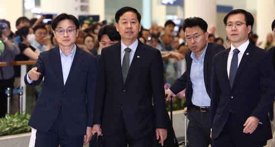 Deputy Prime Minister for Economic Affairs and Minister of Economy and Finance Koo Yun-cheol, Minister of Industry Kim Jung-kwan and Trade Minister Yeo Han-koo, who led the Korea-U.S. tariff negotiations, are seen upon returning to Korea via Terminal 2 of Incheon International Airport on Aug. 1. [NEWS1]
