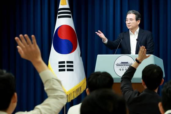 Kim Yong-beom, presidential chief of staff for policy, gives a press briefing on a trade deal with the United States at the Yongsan presidential office in central Seoul on July 31. [YONHAP]