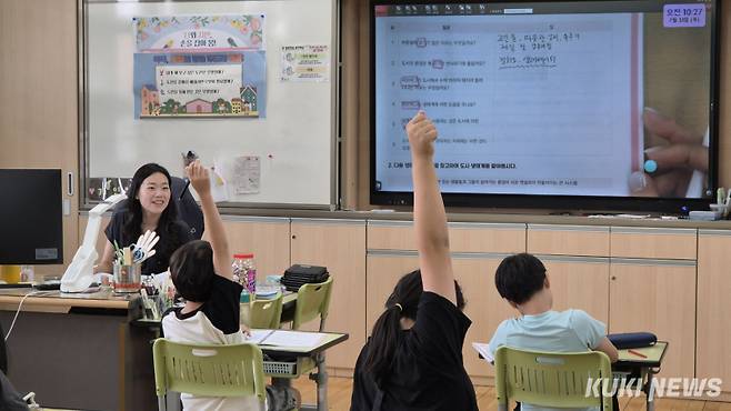 박가인 교사가 지난 7월31일 경일초에서 4학년 학생들과 ‘생태계’ 개념을 중심으로 북돋움 수업을 진행하고 있다. 황인성 기자 &nbsp;