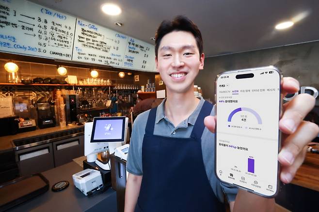 LG유플러스 임직원이 ‘AI전화’ 혜택을 소개하고 있다. LG유플러스 제공