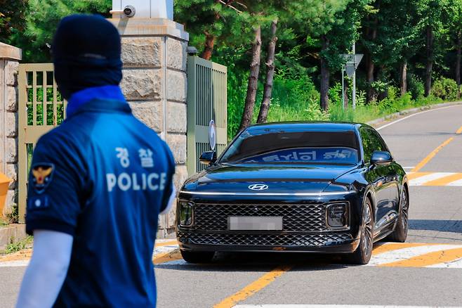 김건희 여사 관련 의혹들을 수사하는 민중기 특별검사팀 차량이 1일 윤석열 전 대통령에 대한 체포영장 집행에 실패한 뒤 경기도 의왕시 서울구치소에서 나오고 있다. 연합뉴스