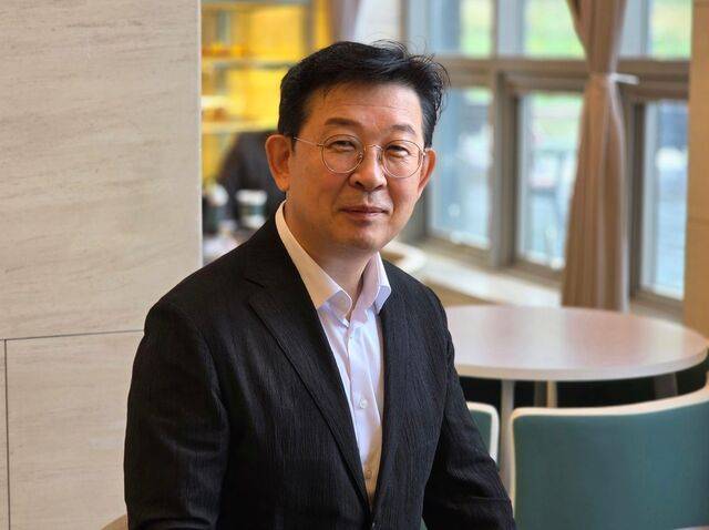 성원용 목사가 최근 강원도 평창 알펜시아리조트에서 프랑스 인물 마리 뒤랑과 위그노들이 지켜냈던 저항 정신에 대해 설명하고 있다.