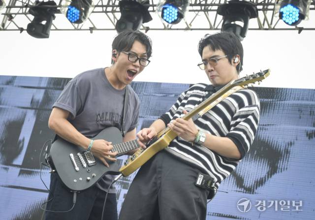 인천펜타포트 락 페스티벌 서드무대 4번째를 장식한 데이네버체인지가 데뷔 4주년을 맞아 더욱 열정적인 연주를 선보이고 있다. 홍기웅기자