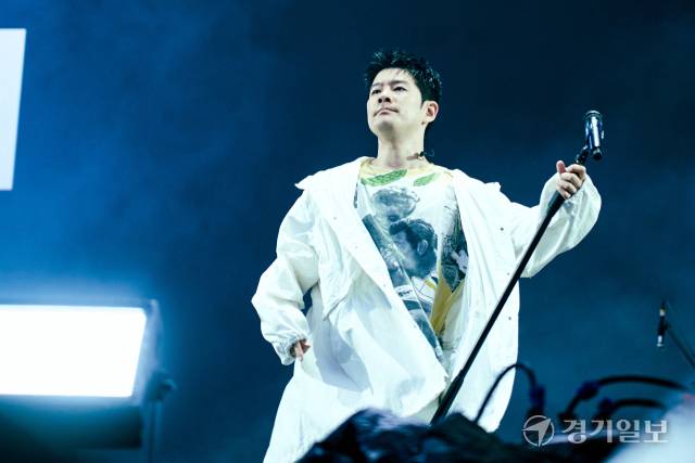 장기하가 뜨거운 무대를 펼치고 있다. 황영식기자