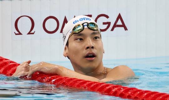 기록 확인하는 이주호. 사진[연합뉴스]