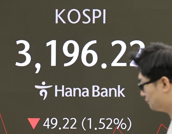 1일 서울 중구 하나은행 본점 딜링룸에서 직원들이 업무를 보고 있다.(사진=연합뉴스)