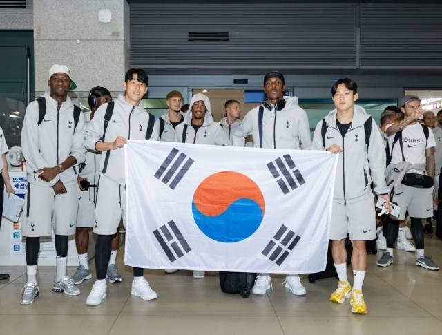 손흥민이 태극기를 든 채 양민혁과 함께 대한민국에 도착했다. 사진=쿠팡플레이 제공
