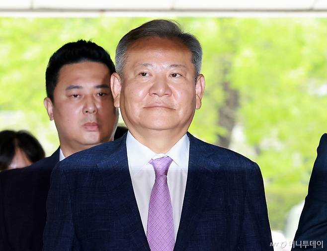 [서울=뉴시스] 이영환 기자 = 내란중요임무종사, 직권남용 권리행사방해, 위증 혐의를 받는 이상민 전 행정안전부 장관이 31일 오후 서울 서초구 서울중앙지방법원에서 열린 구속 전 피의자 심문(영장실질심사)에 출석하고 있다. 2025.07.31. 20hwan@newsis.com /사진=이영환