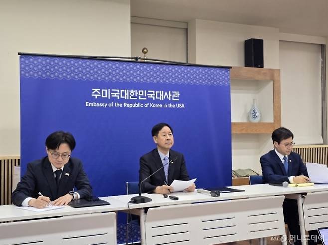 (워싱턴=뉴스1) 류정민 특파원 = 구윤철 경제부총리 겸 기획재정부 장관이 31일(한국시간) 미국 워싱턴D.C. 주미대한민국대사관에서 김정관 산업통상자원부 장관, 여한구 산업부 통상교섭본부장과 함께 한국과 미국 간 무역협상 결과 발표를 하고 있다.  Copyright (C) 뉴스1. All rights reserved. 무단 전재 및 재배포,  AI학습 이용 금지. /사진=(워싱턴=뉴스1) 류정민 특파원