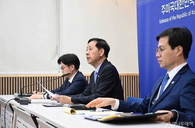 (서울=뉴스1) = 구윤철 경제부총리 겸 기획재정부 장관이 31일(한국시간) 미국 워싱턴D.C. 주미대한민국대사관에서 김정관 산업통상자원부 장관, 여한구 산업부 통상교섭본부장과 함께 한국과 미국 간 통상협의 결과 발표를 하고 있다. (기획재정부 제공. 재판매 및 DB 금지) 2025.7.31/뉴스1  Copyright (C) 뉴스1. All rights reserved. 무단 전재 및 재배포,  AI학습 이용 금지. /사진=(서울=뉴스1)