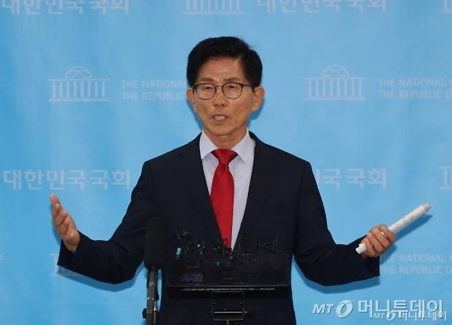 [서울=뉴시스] 김명년 기자 = 김문수 국민의힘 당대표 후보가 31일 오전 서울 여의도 국회 소통관에서 비전·공약 발표 기자회견을 마치고 취재진의 질문에 답하고 있다. 2025.07.31. kmn@newsis.com /사진=김명년