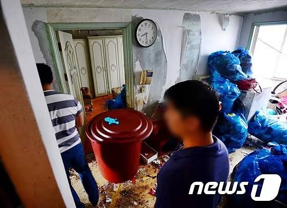 2014년 8월 7일 경찰이 현장검증을 위해 이씨 자택에 가져다 놓은 고무통./사진=뉴스1