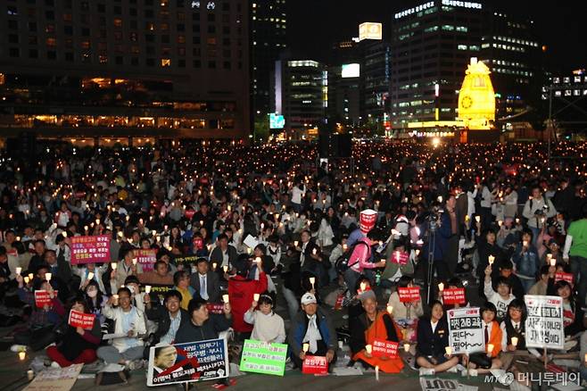 2008년 5월14일 저녁 서울 시청앞 광장에서 열린 '광우병 위험 美쇠고기 전면수입 반대 촛불문화제'에 참석한 시민들이 피켓과 촛불을 들고 구호를 외치고 있다./사진=머니투데이 DB. /사진=홍봉진