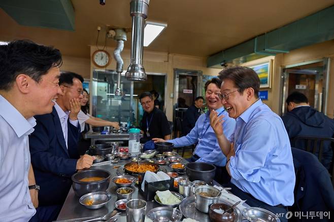 (서울=뉴스1) 이재명 기자 = 이재명 대통령이 31일 서울 용산 대통령실 인근 식당에서 강훈식 비서실장을 비롯한 참모진들과 점심식사를 하고 있다. (대통령실 제공. 재판매 및 DB금지) 2025.7.31/뉴스1  Copyright (C) 뉴스1. All rights reserved. 무단 전재 및 재배포,  AI학습 이용 금지. /사진=(서울=뉴스1) 이재명 기자