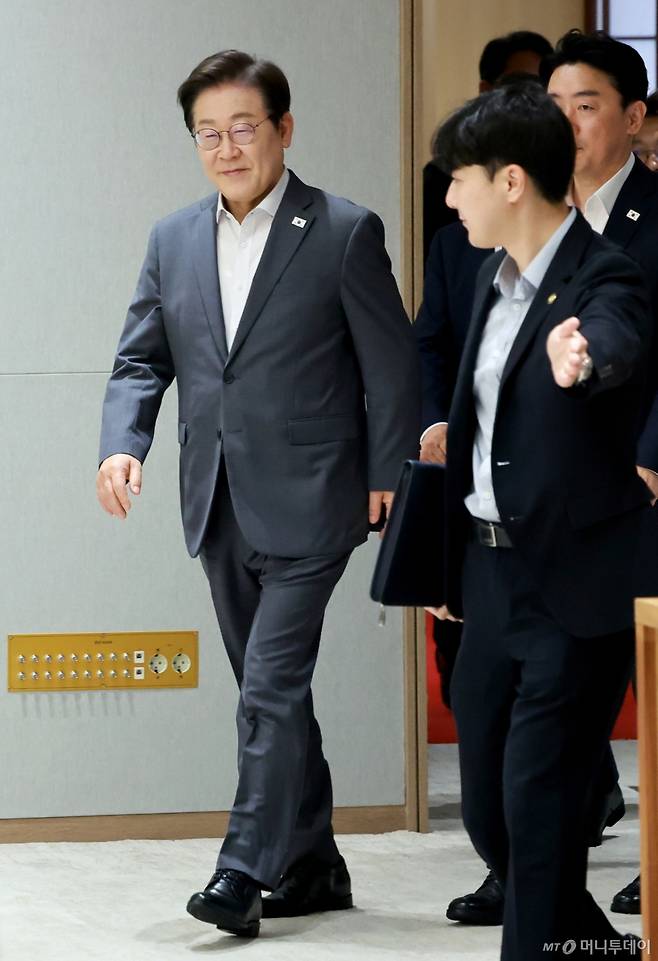 [서울=뉴시스] 고범준 기자 = 이재명 대통령이 1일 서울 용산 대통령실 청사에서 열린 전국 시도지사 간담회에 입장하고 있다. (대통령실통신사진기자단) 2025.08.01. bjko@newsis.com /사진=