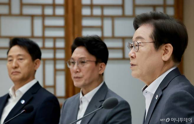 [서울=뉴시스] 고범준 기자 = 이재명 대통령이 1일 서울 용산 대통령실 청사에서 열린 전국 시도지사 간담회에서 발언하고 있다. (대통령실통신사진기자단) 2025.08.01. bjko@newsis.com /사진=