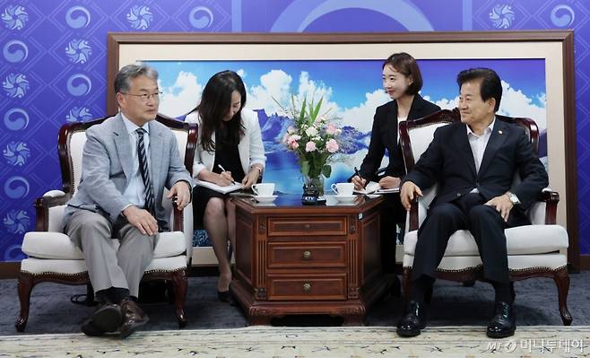 (서울=뉴스1) 임세영 기자 = 정동영 통일부 장관이 1일 오후 서울 종로구 정부서울청사에서 조셉 윤 주한미국대사 대리를 졉견하고 있다. 2025.8.1/뉴스1  Copyright (C) 뉴스1. All rights reserved. 무단 전재 및 재배포,  AI학습 이용 금지.