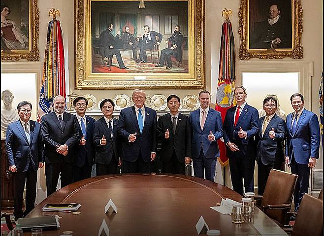 (서울=뉴스1) = 도너드 트럼프 미국 대통령이 지난 30일(현지시간) 워싱턴DC 백악관에서 구윤철 경제부총리 겸 기획재정부 장관 등 한국 정부 협상단과 무역합의를 타결한 후 기념촬영을 하고 있다. (백악관 X)