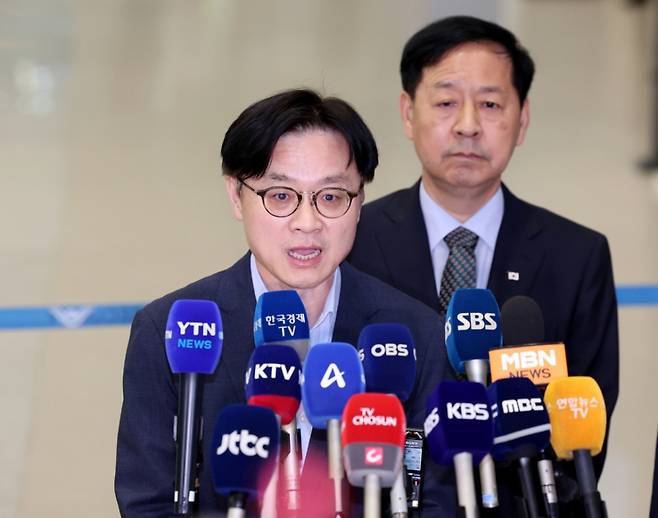 한미 관세 협상을 마친 김정관 산업통상자원부 장관이 1일 인천국제공항 2터미널을 통해 귀국, 취재진의 질문에 답하고 있다.  뒤는 구윤철 부총리 겸 기획재정부 장관. 2025.08.01.
