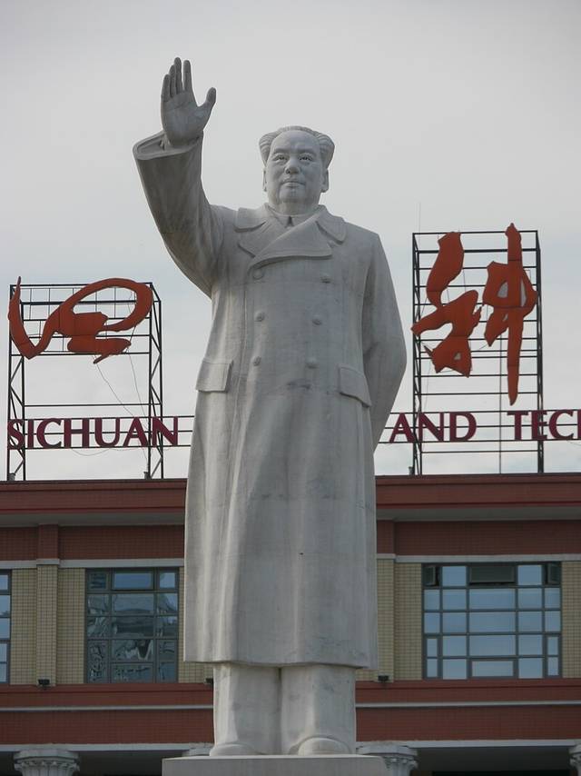 ‘마오 이후의 중국’은 자본체제와 강력한 통제를 바탕에 둔 정치체제가 중국의 최근 40년 동안에도 이어지고 있다고 설명한다. 사진은 중국 청두시 톈푸 광장에 있는 마오쩌둥 석상. 위키백과