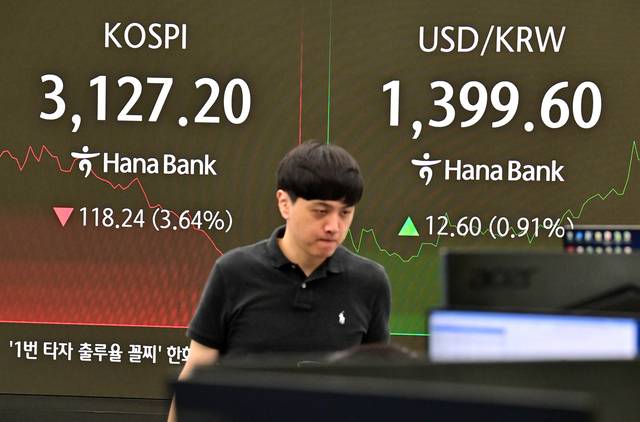 코스피 향방은…  : 코스피 지수가 하락 출발한 1일 오전 서울 중구 하나은행 딜링룸에서 딜러가 업무를 보고 있다.  문호남 기자