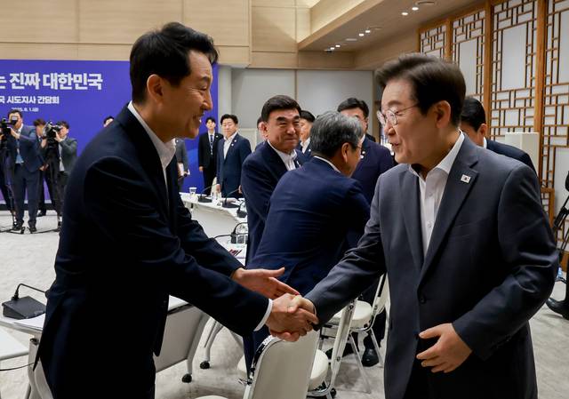 서울시장과 악수  : 이재명 대통령이 1일 오전 서울 용산 대통령실에서 열린 전국 시도지사 간담회에서 오세훈(왼쪽) 서울시장과 악수하고 있다.   연합뉴스