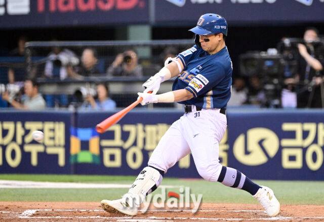 2025년 6월 19일 오후 서울 잠실구장에서 '2025 신한 SOL뱅크 KBO 리그' NC 다이노스와 LG 트윈스의 경기. NC 손아섭이 4회초 무사 1루서 타격하고 있다./마이데일리