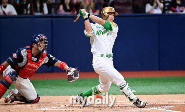 2025년 7월 23일 오후 서울 고척스카이돔에서 열린 '2025 신한 SOL뱅크 KBO 리그' 롯데 자이언츠와 키움 히어로즈의 경기. 키움 이주형이 1회말 2사 후 안타를 치고 있다./마이데일리