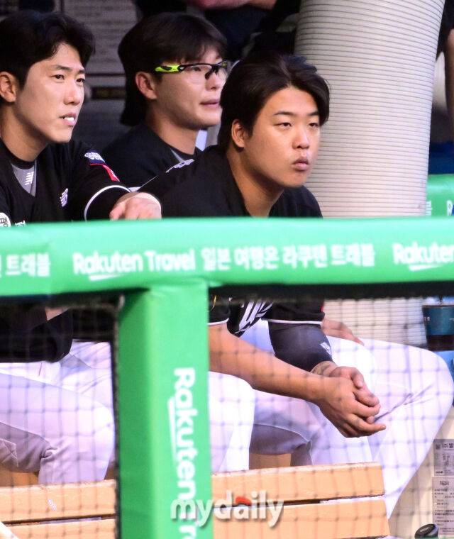 KT 강백호가 더그아웃에서 경기를 지켜보고 있다 / 잠실 = 유진형 기자 zolong@mydaily.co.kr