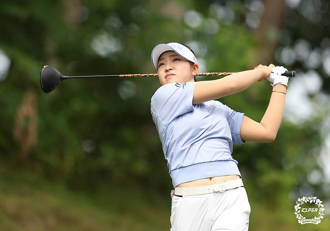 16번 홀에서 티샷을 날리고 있는 유현조. [사진=KLPGA]