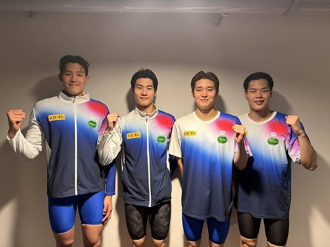 한국 수영 남자 계영 800m 대표팀. 왼쪽부터 김영범 황선우 김우민 이호준  [대한수영연맹 제공]