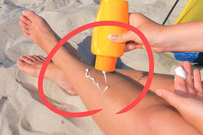 한 해수욕장 방문객이 다리에 자외선 차단제를 바르고 있다.[게티이미지뱅크]
