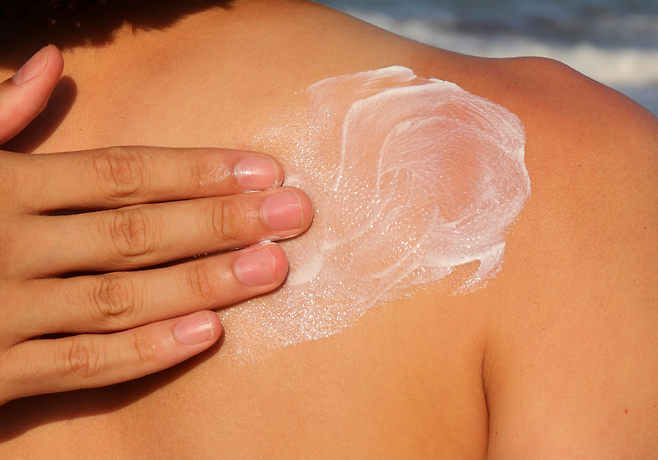 한 해수욕장 방문객이 다리에 자외선 차단제를 바르고 있다.[게티이미지뱅크]