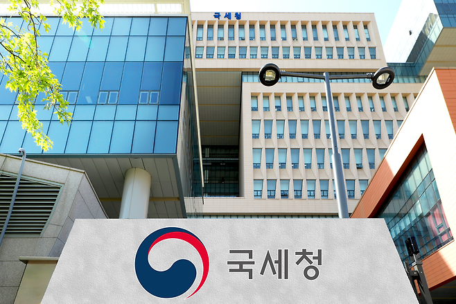 국세청이 선보인 무료 환급 서비스 ‘원클릭’ 이용자가 68만명을 돌파했다. [국세청]