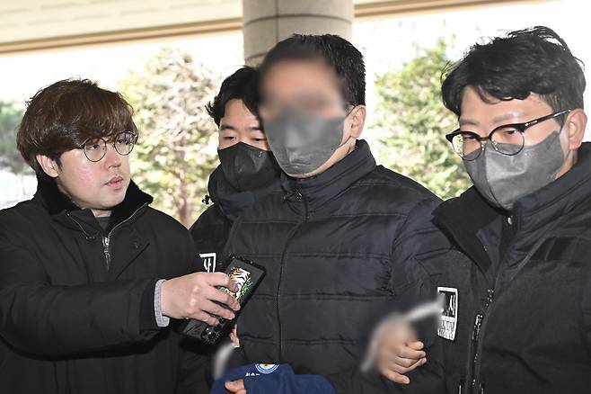 서울서부지방법원 폭력 집단난동 사태 당시 판사실에 침입한 40대 남성 이모씨가 지난 1월 서울 마포구 서울서부지법에서 열린 구속 전 피의자 심문(영장실질심사)에 출석하고 있다. [연합]