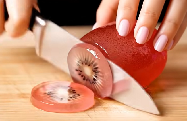 AI로 제작한 ‘유리 과일’ 영상. [유튜브 YUKINEKO 갈무리]