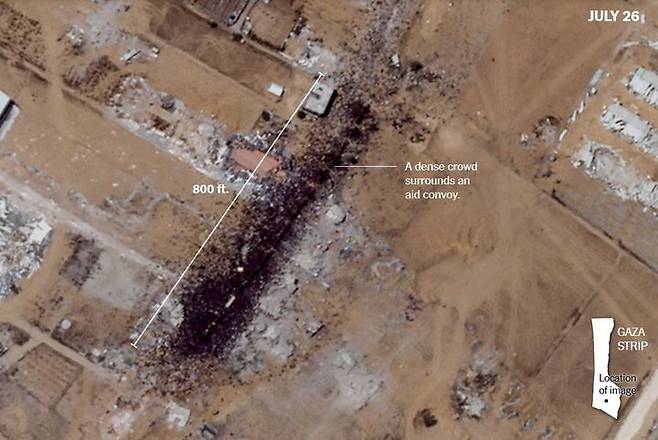 28일(현지시각) 플래닛랩스는 가자지구로부터 320km 떨어진 위성이 이틀 전 포착한 수백 명의 팔레스타인인들이 구호품 차량을 향해 몰려드는 사진을 공개했다. (출처=플래닛랩스) *재판매 및 DB 금지