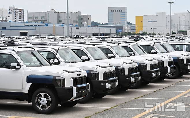 [평택=뉴시스] 김종택 기자 = 한미 관세협상이 타결된 31일 경기 평택시 포승읍 평택항 자동차 전용부두에 선적을 기다리는 수출용 차량이 세워져 있다. 도널드 트럼프 미국 대통령은 30일(현지시간) 미국이 한국에 적용한 상호관세율을 25%에서 15%로 인하하는 무역합의를 체결했다고 발표했다. 2025.07.31. jtk@newsis.com