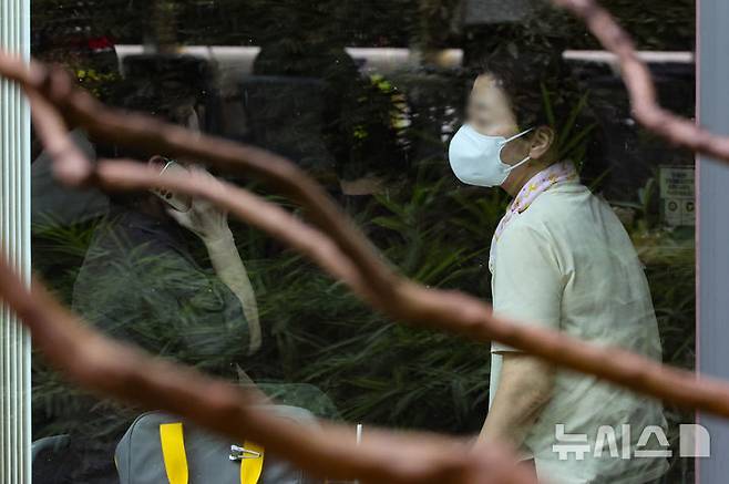 [서울=뉴시스] 황준선 기자 = 서울 시내 한 대학병원에서 마스크를 쓴 내원객이 대기하고 있다. 2024.08.21. hwang@newsis.com