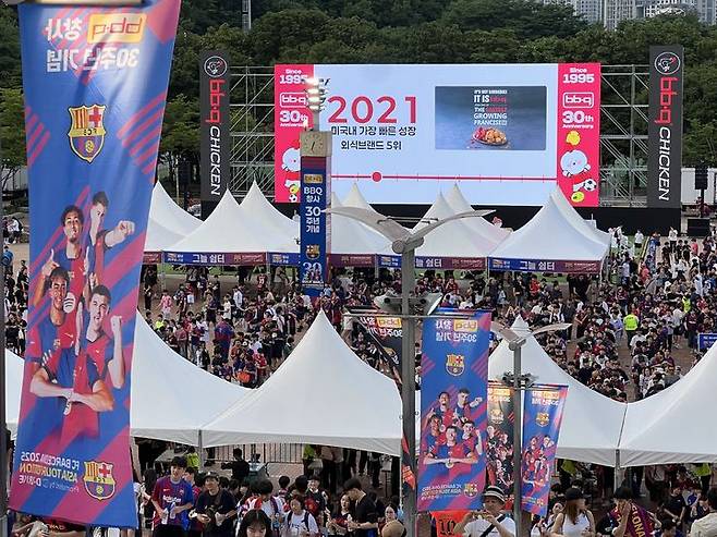 [서울=뉴시스] 김민성 기자 = 지난달 31일 BBQ 후원으로 서울월드컵경기장에서 열린 FC바르셀로나와 FC서울의 친선 경기를 보기 위해 모여든 관중들. 경기장 입구에 BBQ가 설치한 전광판 모습. 2025.08.01. kms@newsis.com *재판매 및 DB 금지