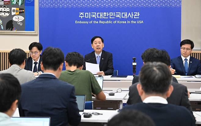구윤철 부총리 겸 기획재정부 장관이 7월 30일 저녁(현지시간) 주미한국대사관에서 '한-미 통상협의 결과브리핑'에서 발표문을 낭독하고 있다. 기획재정부 제공