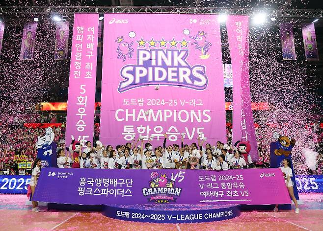 지난 시즌 프로배구 여자부 챔피언 결정전 5차전에서 승리, 정상에 오른 흥국생명 선수단이 세리머니를 펼치는 모습. 흥국생명