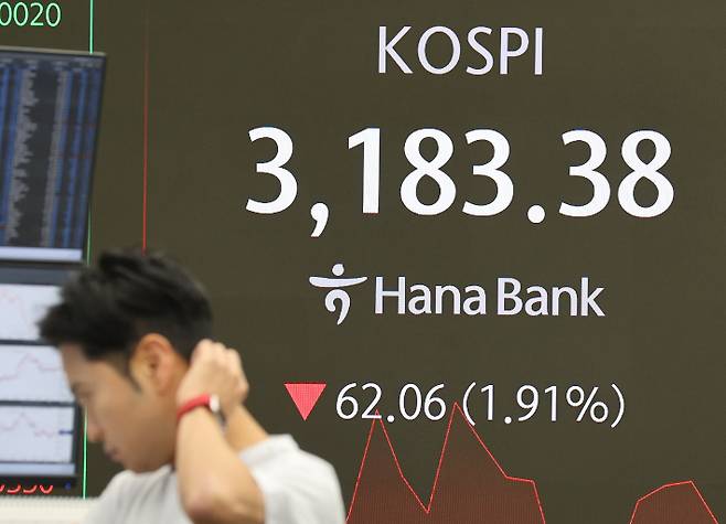 1일 서울 중구 하나은행 본점 딜링룸에서 직원들이 업무를 보고 있다. 연합뉴스