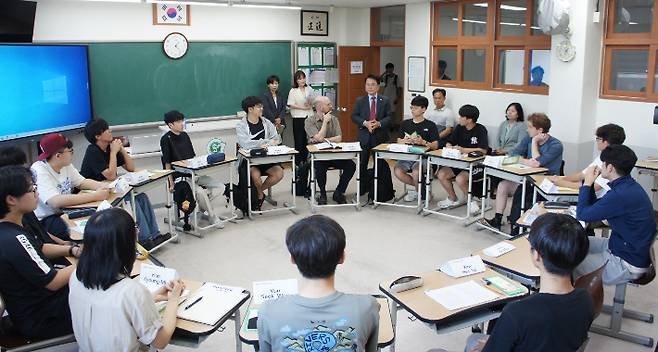 육동한 춘천시장 춘천고 Great Books 수업 참관. 춘천시 제공