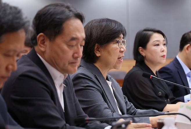 정은경 보건복지부 장관이 1일 서울 종로구 정부서울청사 별관에서 열린 제5차 국민연금기금운용위원회에서 발언하고 있다. 연합뉴스