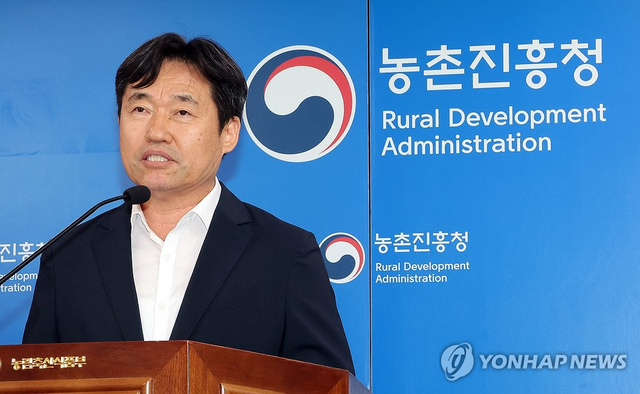 곽도연 농촌진흥청 국립식량과학원장이 7월30일 정부세종청사 농림축산식품부 기자실에서 기능성 작물로 호흡기 건강에 효과적인 잎들깨 신품종 ‘숨들’의 효능을 소개하고 있다.연합뉴스